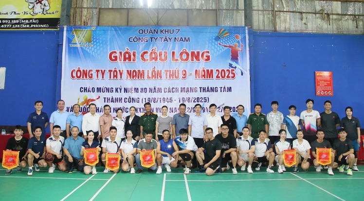 Sôi động giải đấu cầu lông truyền thống Công ty Tây Nam