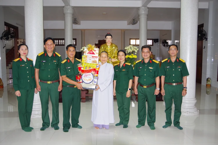 Ban Chỉ huy Phòng thủ khu vực 5 - Tam Long  thăm, chúc mừng các cơ sở Phật giáo nhân Đại lễ Vu Lan 
