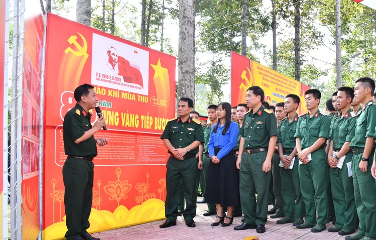 Triển lãm “80 năm vững vàng tiếp bước” và “Sư đoàn Bộ binh 9 – 60 năm vang mãi bản hùng ca”
