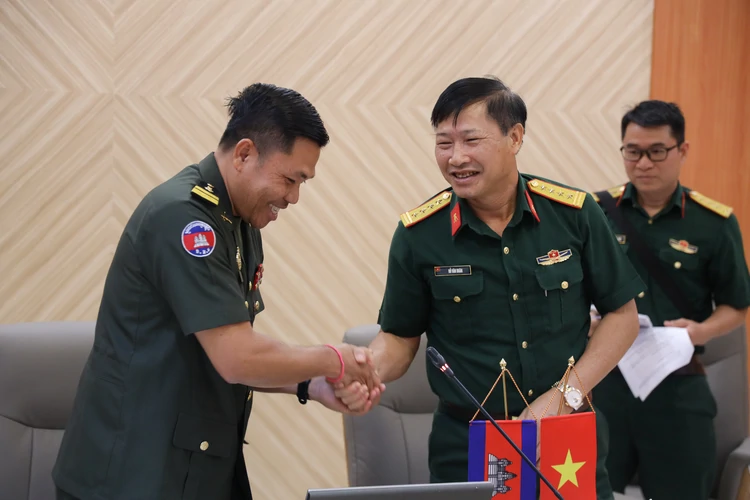 Nhà máy Z114 tiếp đoàn tiếp đón Đoàn Nghệ thuật Quân đội Hoàng gia Campuchia