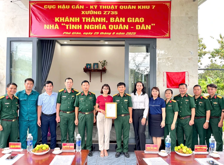 Cục Hậu cần - Kỹ thuật Quân khu bàn giao nhà “Tình nghĩa quân - dân”