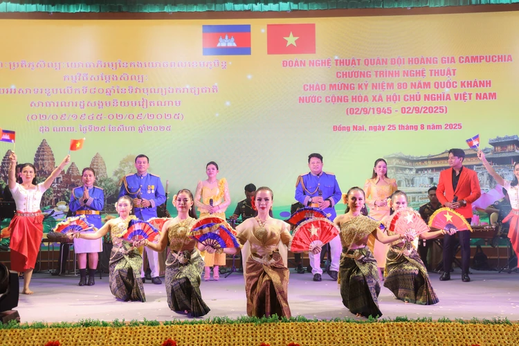 Đoàn nghệ thuật quân đội Hoàng gia Campuchia biểu diễn tại Đồng Nai