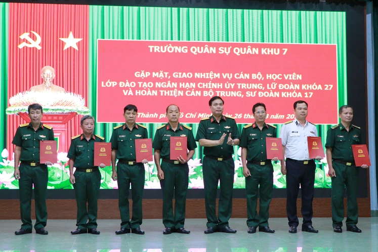 Trường Quân sự Quân khu 7 gặp mặt, giao nhiệm vụ cho cán bộ, học viên lớp Học viện Chính trị