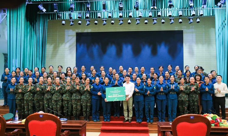 Công ty Cổ phần sữa Việt Nam tặng quà cho các nữ quân nhân tham gia nhiệm vụ A80