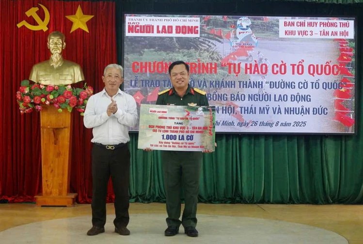 Ban Chỉ huy Phòng thủ Khu vực 3 - Tân An Hội tổ chức chương trình “Tự hào Cờ Tổ quốc”
