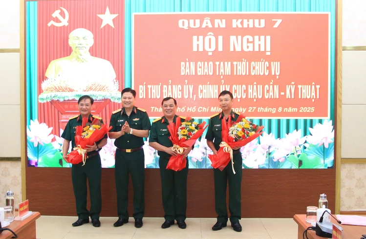 Bàn giao tạm thời chức vụ Bí thư Đảng ủy, Chính ủy Cục Hậu cần - Kỹ thuật Quân khu 7