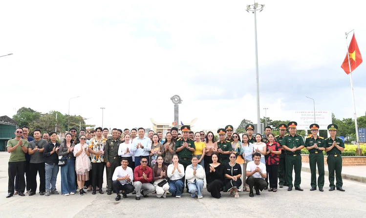 Bộ CHQS tỉnh Tây Ninh tiễn Đoàn Nghệ thuật Quân đội Hoàng gia Campuchia về nước
