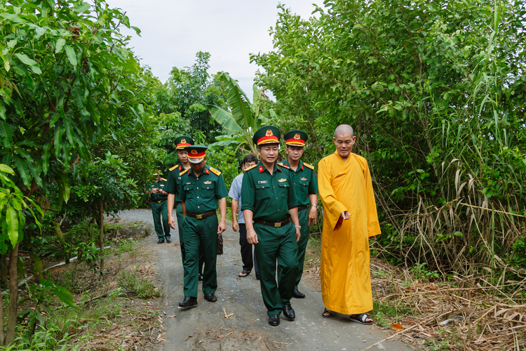 Bộ CHQS tỉnh Tây Ninh phối hợp Ban Trị sự Giáo hội Phật giáo Việt Nam tỉnh khảo sát xây dựng đường dân sinh tại xã Nhơn Ninh