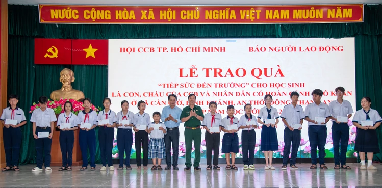 Hội Cựu chiến binh Thành phố Hồ Chí Minh tiếp sức các cháu đến trường
