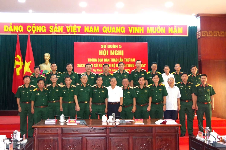 Sư đoàn 5 thông qua bản thảo lần thứ hai sách “Lịch sử Sư đoàn bộ binh 5 (1965 – 2025)”