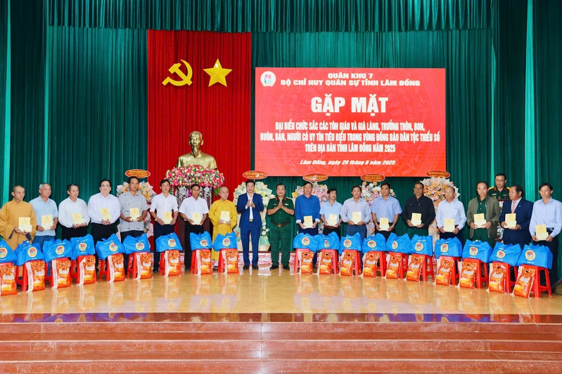 Bộ CHQS tỉnh Lâm Đồng gặp mặt đại biểu chức sắc các tôn giáo và già làng, trưởng thôn, người có uy tín tiêu biểu trong vùng đồng bào dân tộc thiểu số