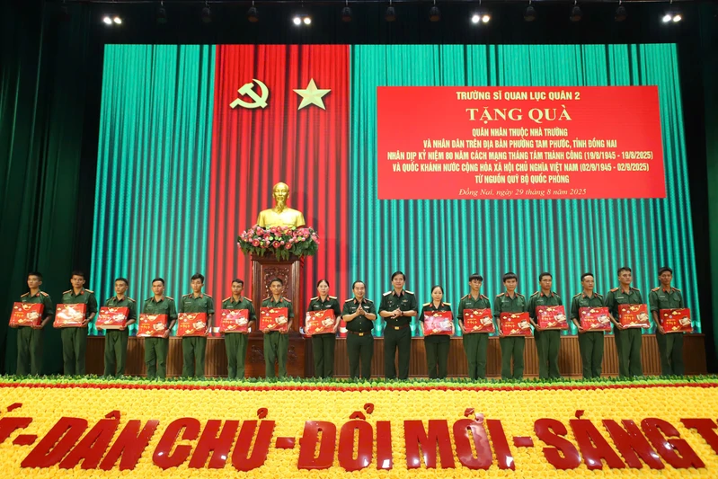 Trường Sĩ quan Lục quân 2 tặng quà quân nhân có hoàn cảnh đặc biệt khó khăn
