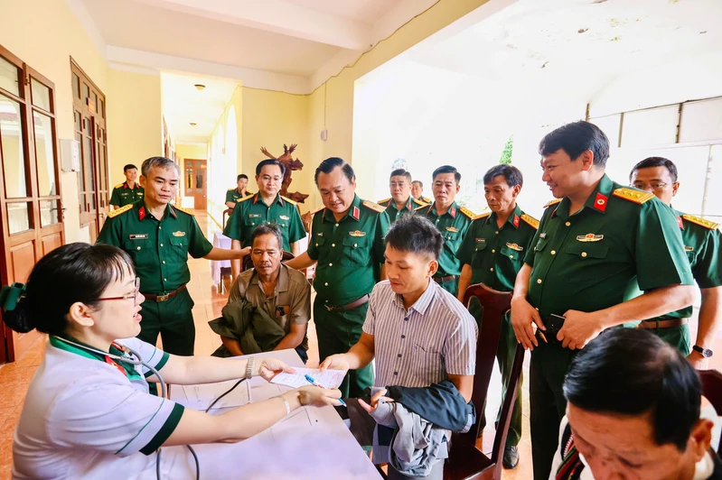 Bệnh viện Quân y 7A khám, cấp thuốc cho chức sắc tôn giáo, già làng, người uy tín tại Ban Chỉ huy PTKV 2 – Đông Gia Nghĩa
