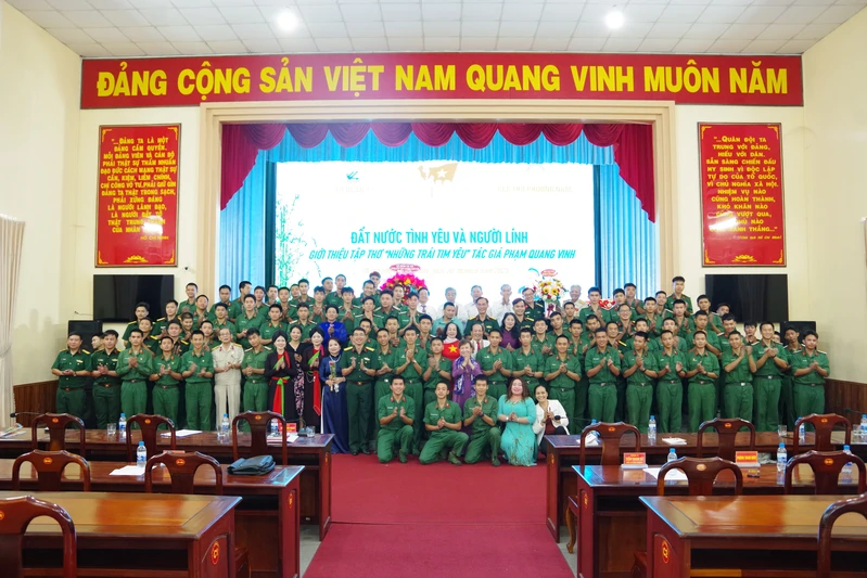 Lữ đoàn 77 giao lưu thơ "Đất nước tình yêu và người lính"
