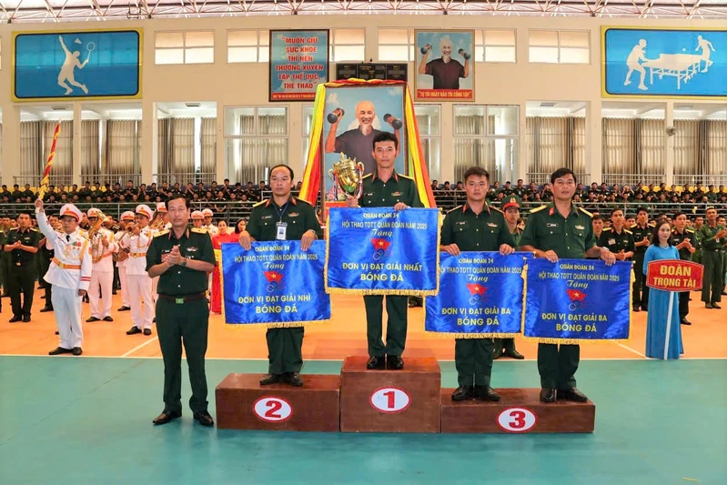 Trung đoàn 2 thi đua sôi nổi hướng về ngày truyền thống Sư đoàn 9 và Quốc khánh nước CHXHCN Việt Nam