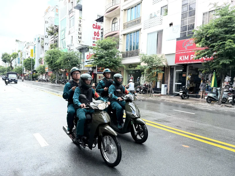 Quân khu 7 bàn giao xe mô tô 2 bánh cho các Ban CHQS cấp xã bảo đảm an toàn về mọi mặt
