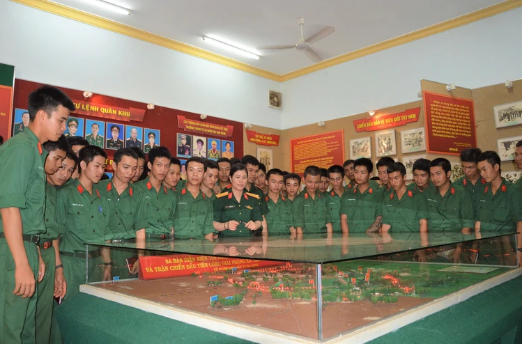 Giá trị của Cách mạng Tháng Tám với công tác giáo dục cán bộ, chiến sĩ Quân đội
