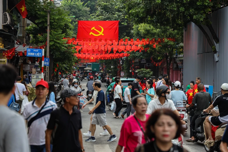 Rộn ràng ngàn cờ hoa rực rỡ Thủ đô Hà Nội