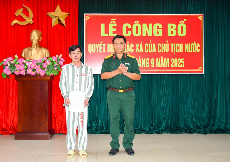 Trại tạm giam K35 Quân khu 7 công bố quyết định đặc xá 