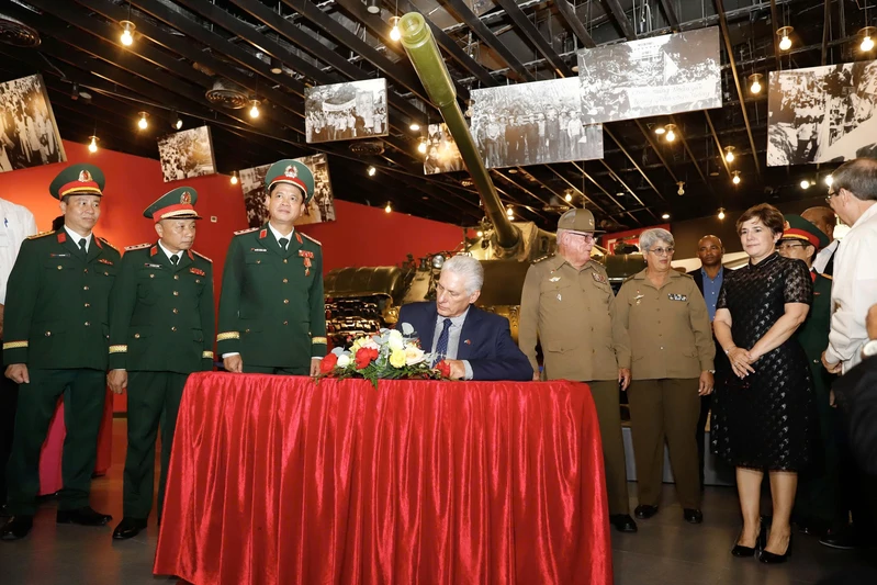 Chủ tịch Cuba Miguel Diaz-Canel tham quan Bảo tàng Lịch sử Quân sự Việt Nam