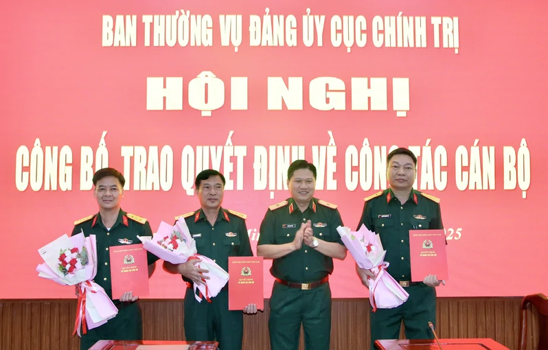 Ban Thường vụ Đảng ủy Cục Chính trị Quân khu công bố, trao quyết định công tác cán bộ