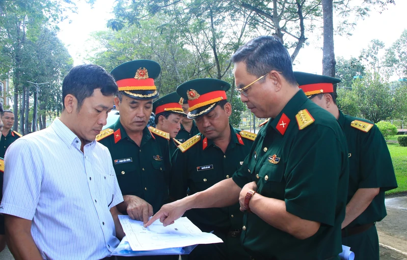 Đại tá Lê Xuân Bình, Phó Tư lệnh, Tham mưu trưởng Quân khu khảo sát, kiểm tra công tác huấn luyện tại Sư đoàn 5