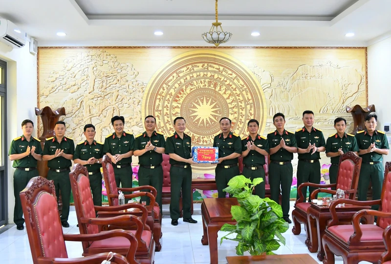 Bộ CHQS tỉnh Đồng Nai thăm, tặng quà Đội K72
