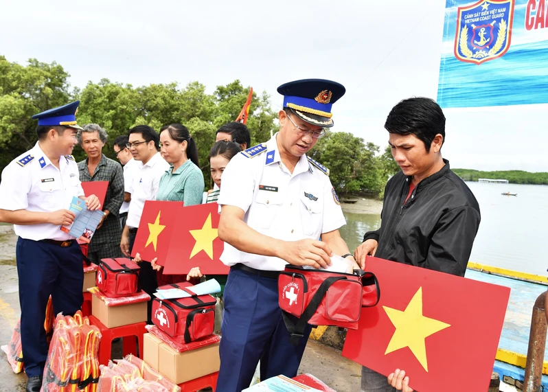 Bộ Tư lệnh Vùng Cảnh sát biển 3 đồng hành cùng ngư dân xã Thạnh An, TP Hồ Chí Minh 