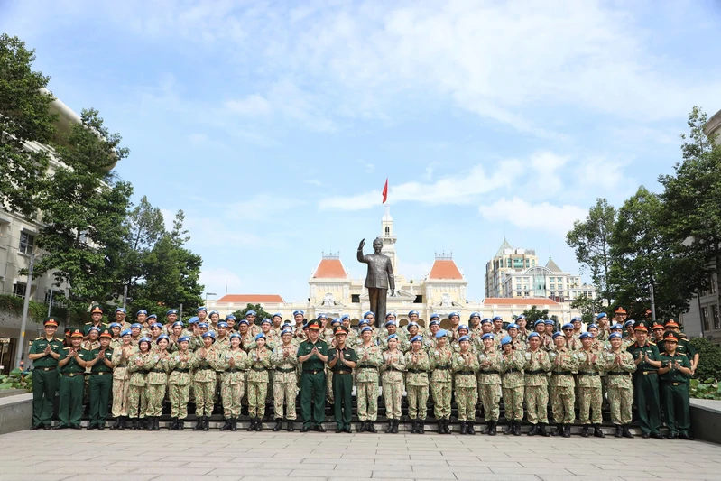 Bệnh viện Dã chiến cấp 2 số 7 dâng hương Bác và phát động phong trào thi đua 