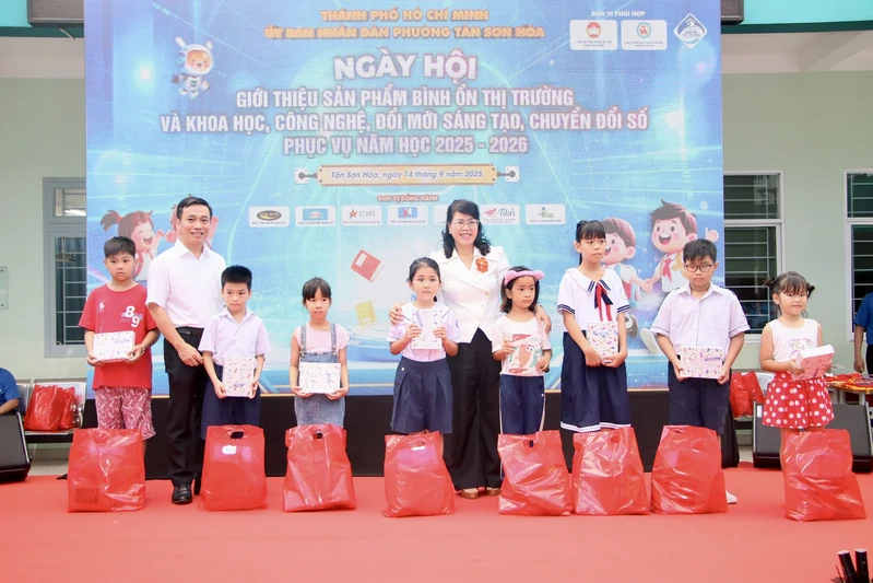 Phường Tân Sơn Hòa tổ chức Ngày hội giới thiệu sản phẩm bình ổn thị trường và khoa học công nghệ