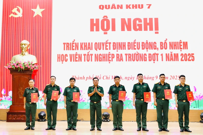 Quân khu 7 trao Quyết định điều động, bổ nhiệm học viên tốt nghiệp ra trường đợt 1 năm 2025