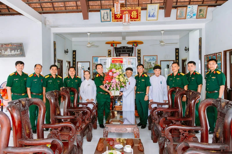 Bộ CHQS tỉnh Tây Ninh thăm các cơ sở tôn giáo