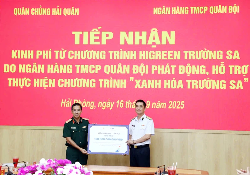 Quân chủng Hải quân tiếp nhận kinh phí từ Chương trình HiGreen Trường Sa
