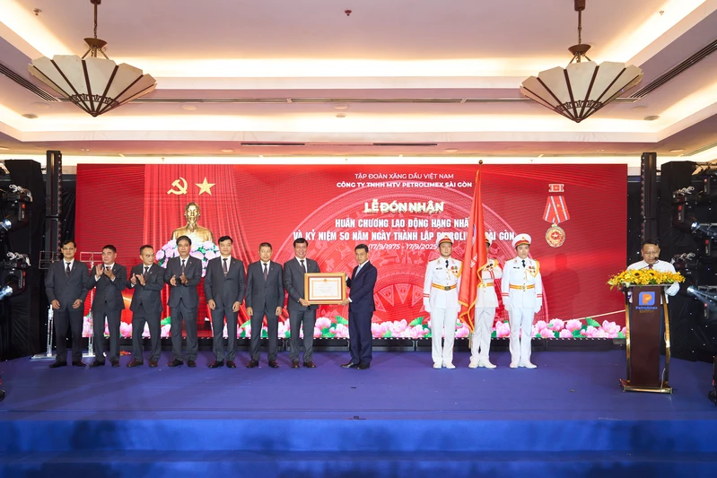 Petrolimex Sài Gòn đón nhận Huân chương Lao động hạng Nhất
