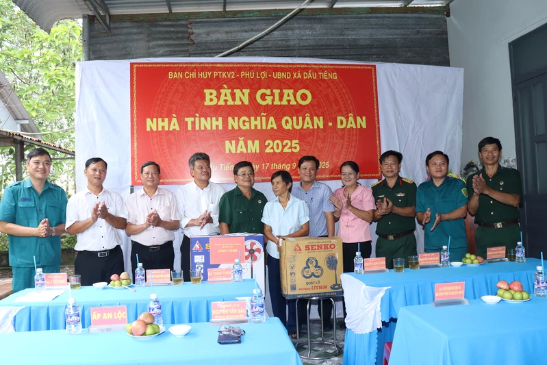 Ban chỉ huy Phòng thủ khu vực 2 - Phú Lợi trao nhà tình nghĩa quân dân

