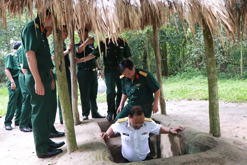 Cán bộ, học viên Lớp Học viện Chính trị, Trường Quân sự Quân khu 7 học tập thực tế tại Khu di tích lịch sử Địa đạo Củ Chi