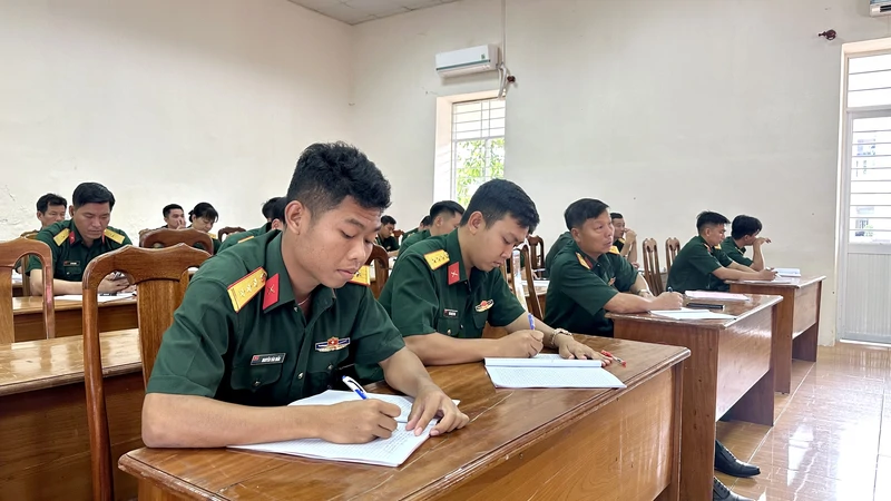 Ban Chỉ huy Phòng thủ khu vực 6 - Đặc khu Côn Đảo tổ chức học tập các chuyên đề sĩ quan, quân nhân chuyên nghiệp năm 2025