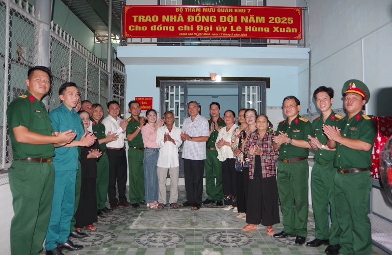 Bộ Tham mưu Quân khu trao Nhà đồng đội tại phường Vĩnh Tân, Thành phố Hồ Chí Minh