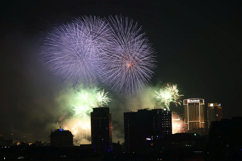 Pháo hoa rực sáng trên bầu trời Thủ đô Hà Nội và Thành phố Hồ Chí Minh