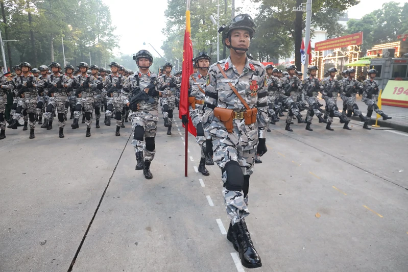 Diễu binh qua Lăng Bác đúng ngày sinh nhật
