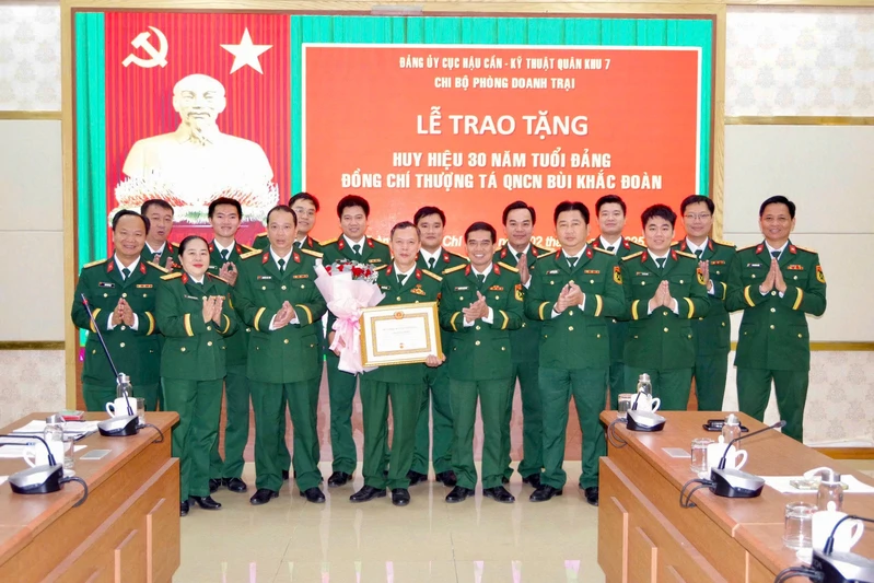 Chi bộ Phòng Doanh trại, Cục Hậu cần - Kỹ thuật Quân khu trao Huy hiệu 30 năm tuổi Đảng