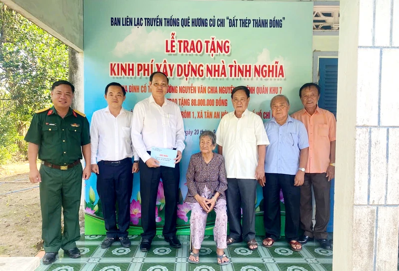 Ban liên lạc truyền thống quê hương Củ Chi “Đất thép thành đồng” trao tặng kinh phí xây dựng nhà tình nghĩa 
