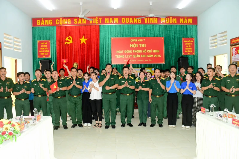 Chấm thi phòng Hồ Chí Minh tại các Lữ đoàn Binh chủng trong LLVT Quân khu 7