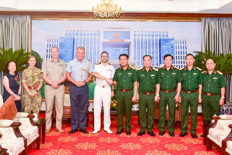Tàu HMS Richmond, Hải quân Hoàng gia Anh chào xã giao Quân khu 7