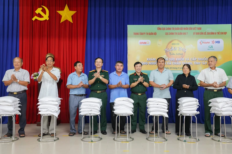 "Trăng thu biên cương" chăm sóc sức khỏe đến với trẻ em và các gia đình khó khăn