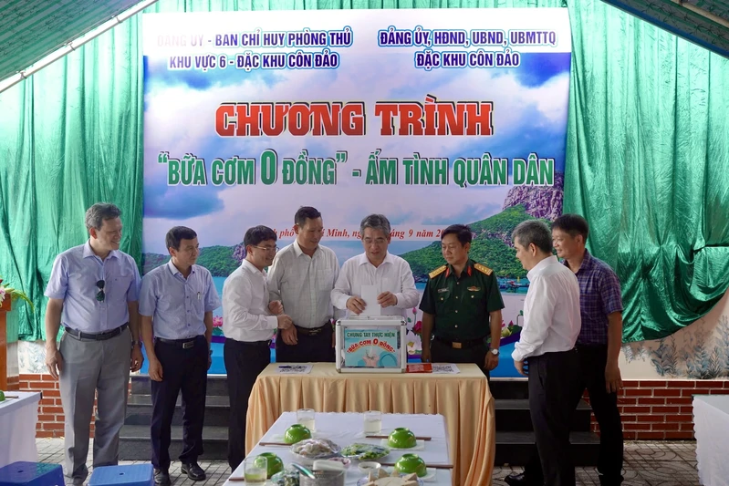 Ban Chỉ huy Phòng thủ khu vực 6 - Đặc khu Côn Đảo phối hợp thực hiện chương trình “Bữa cơm 0 đồng”