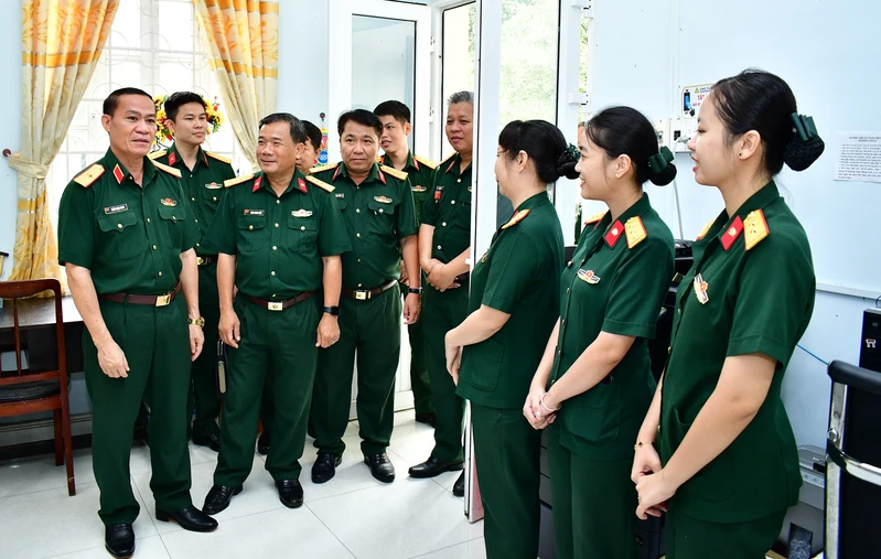 Thiếu tướng Trần Ngọc Minh kiểm tra, nắm tình hình thực tế tại Viện Kiểm sát Quân sự khu vực 73 và Cơ quan Điều tra hình sự khu vực 3