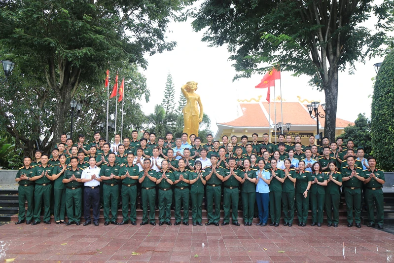 Đoàn đại biểu Ngành Thông tin Khoa học quân sự toàn quân dâng hương tưởng niệm Anh hùng liệt sĩ Võ Thị Sáu