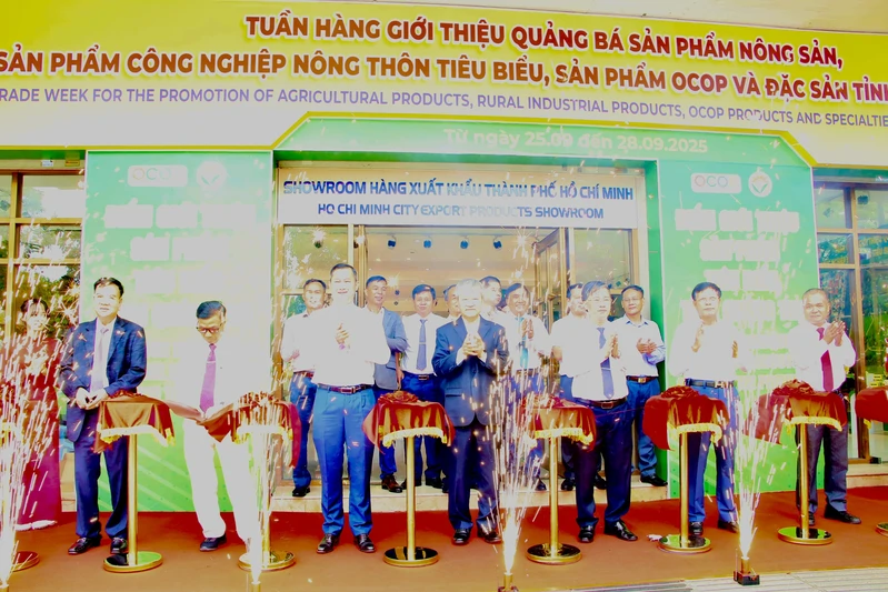 Tuần hàng giới thiệu, quảng bá sản phẩm OCOP tỉnh Quảng Trị tại Thành phố Hồ Chí Minh
