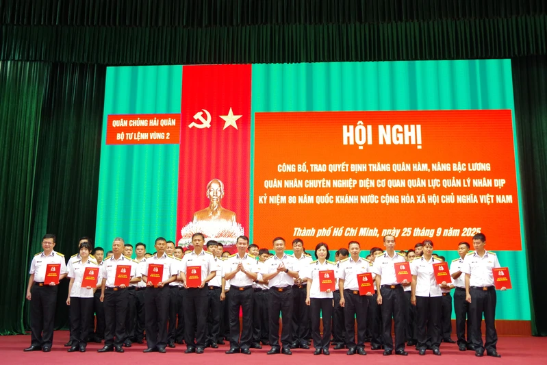 Vùng 2 Hải quân trao quyết định nâng bậc lương, thăng quân hàm quân nhân chuyên nghiệp 
